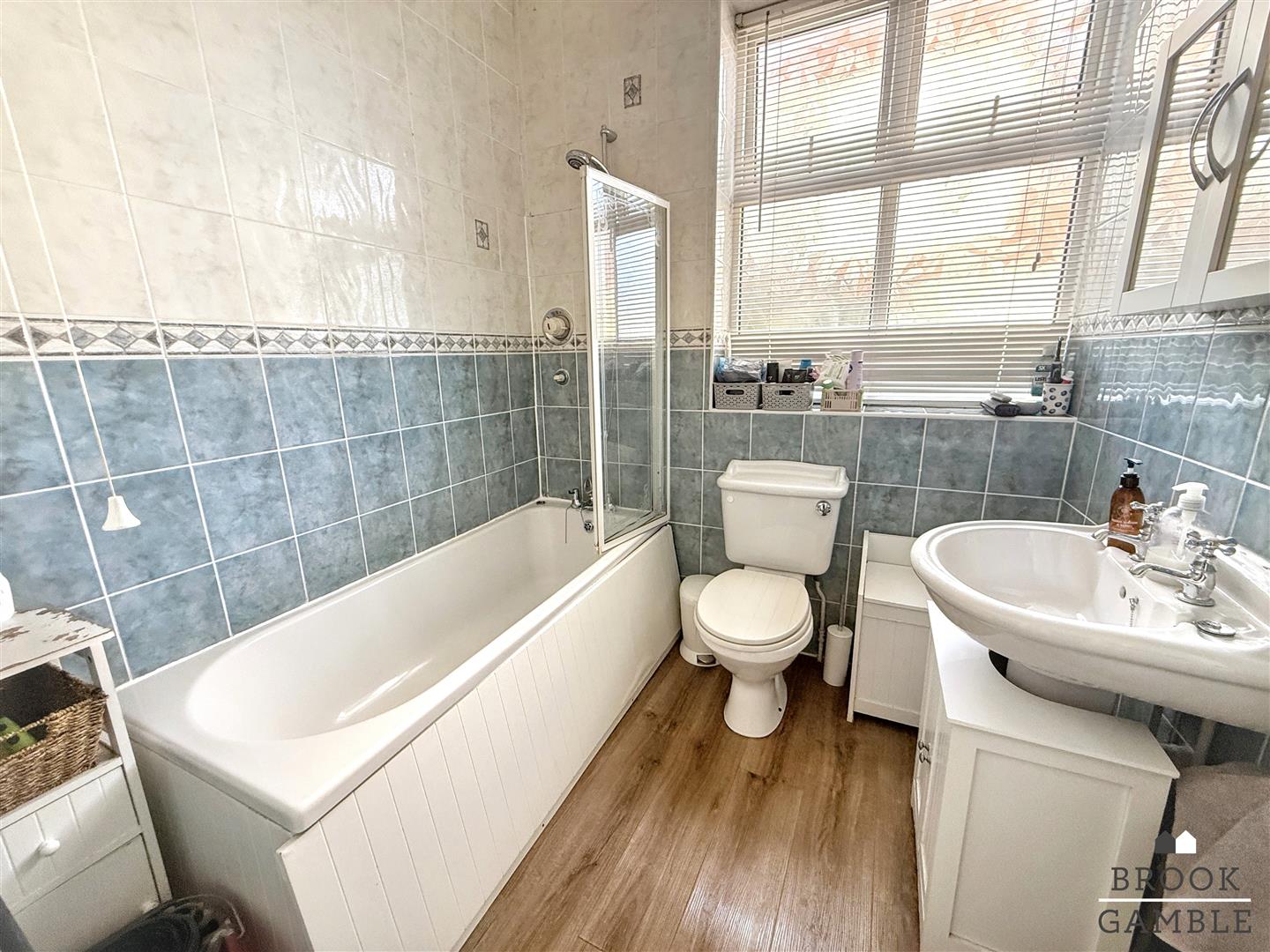 1 Bedroom Apartment. 12 Dittons Road in Eastbourne, East Sussex 8